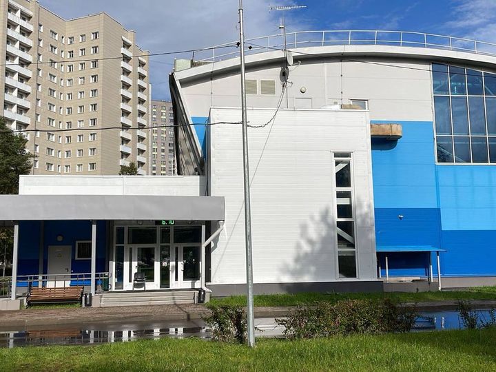 Здание бассейна МГИК в Химках: белый корпус с синей отделкой и арочной крышей